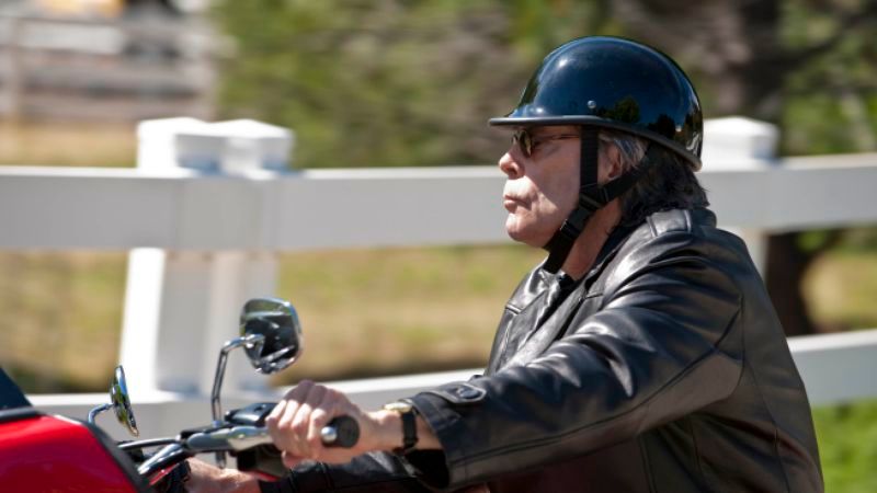 Stephen King na motocyklu Harley Davidson