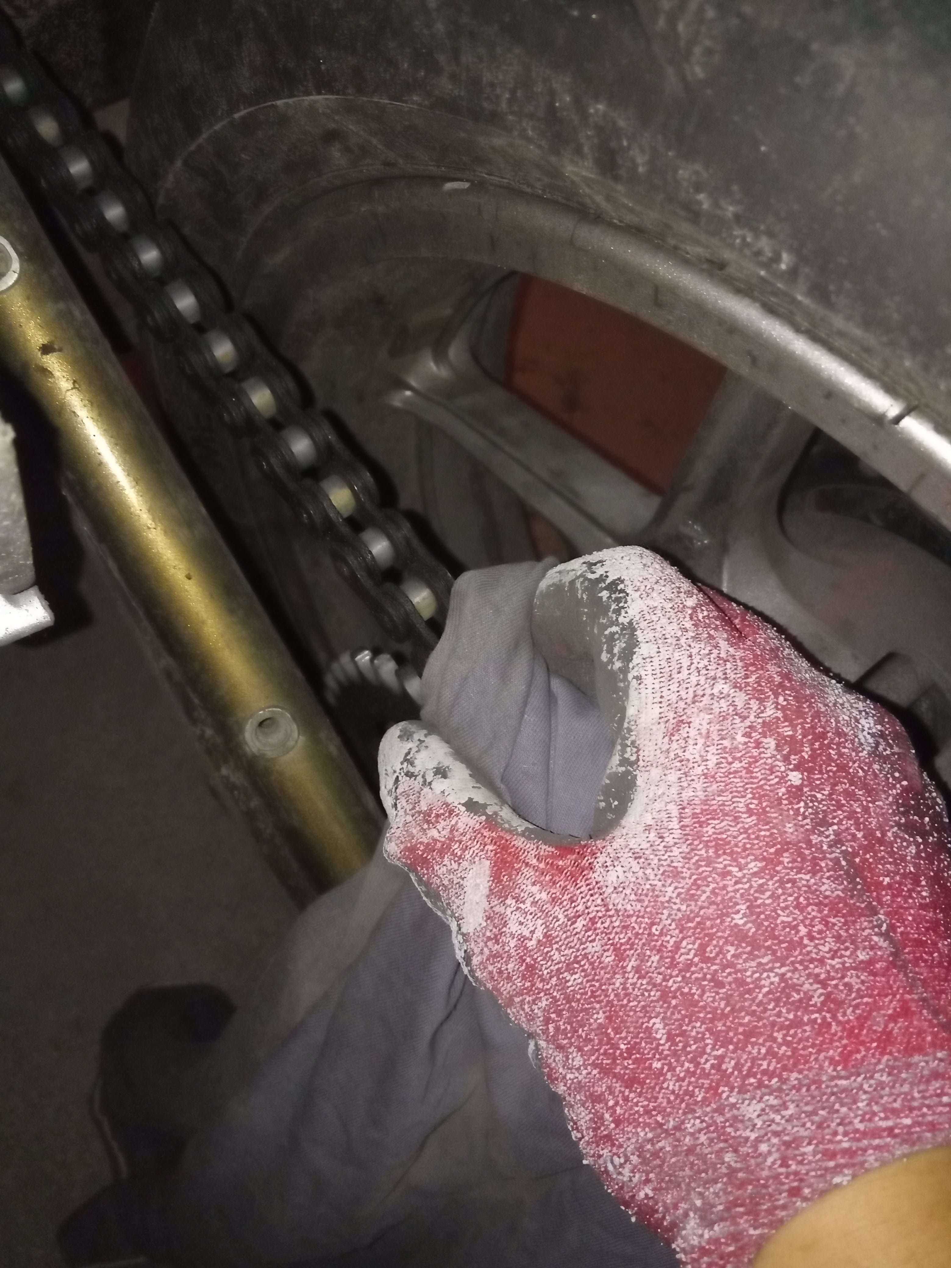 Czyszczenie łańcucha motocyklowego bawełnianą szmatką