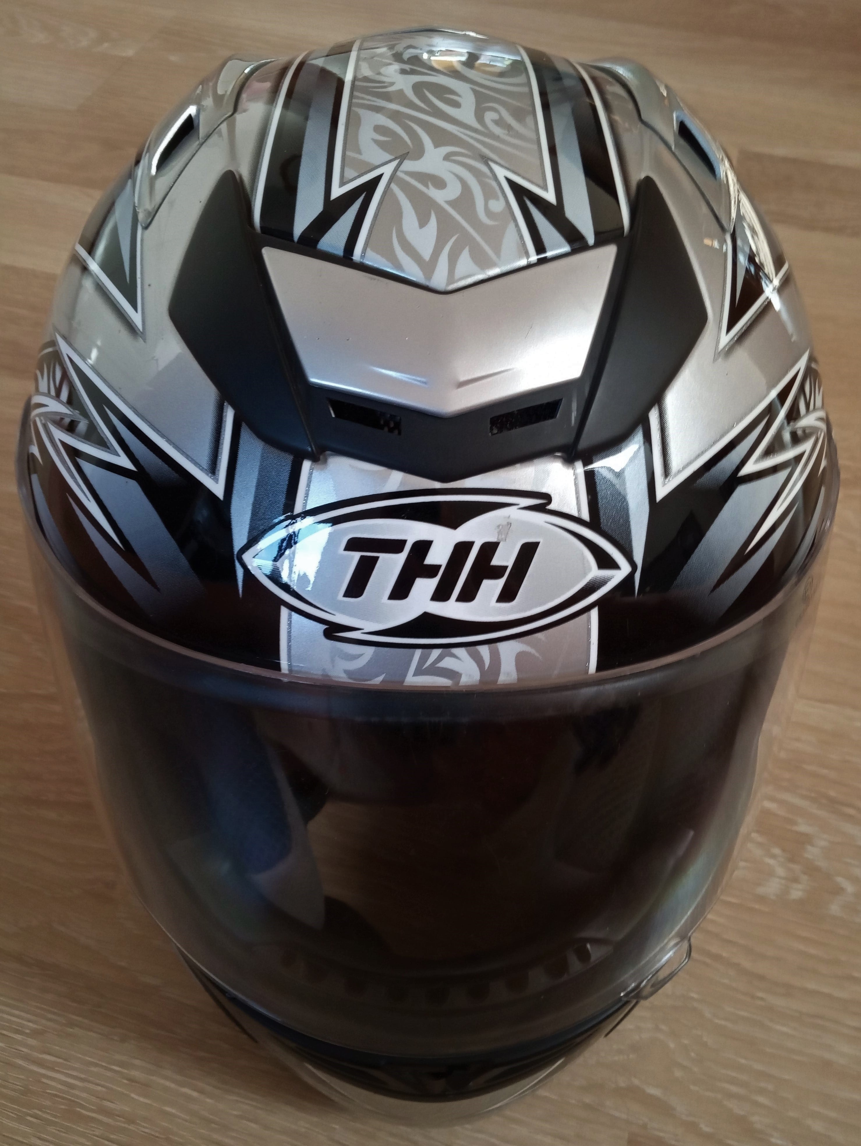 Kask motocyklowy z otwartym otworem wentylacyjnym