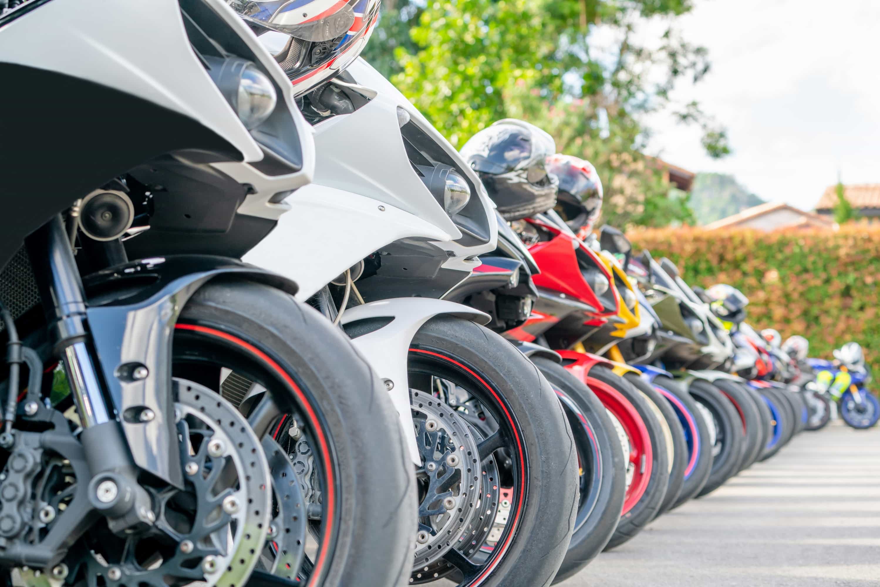 Motocykle na parkingu