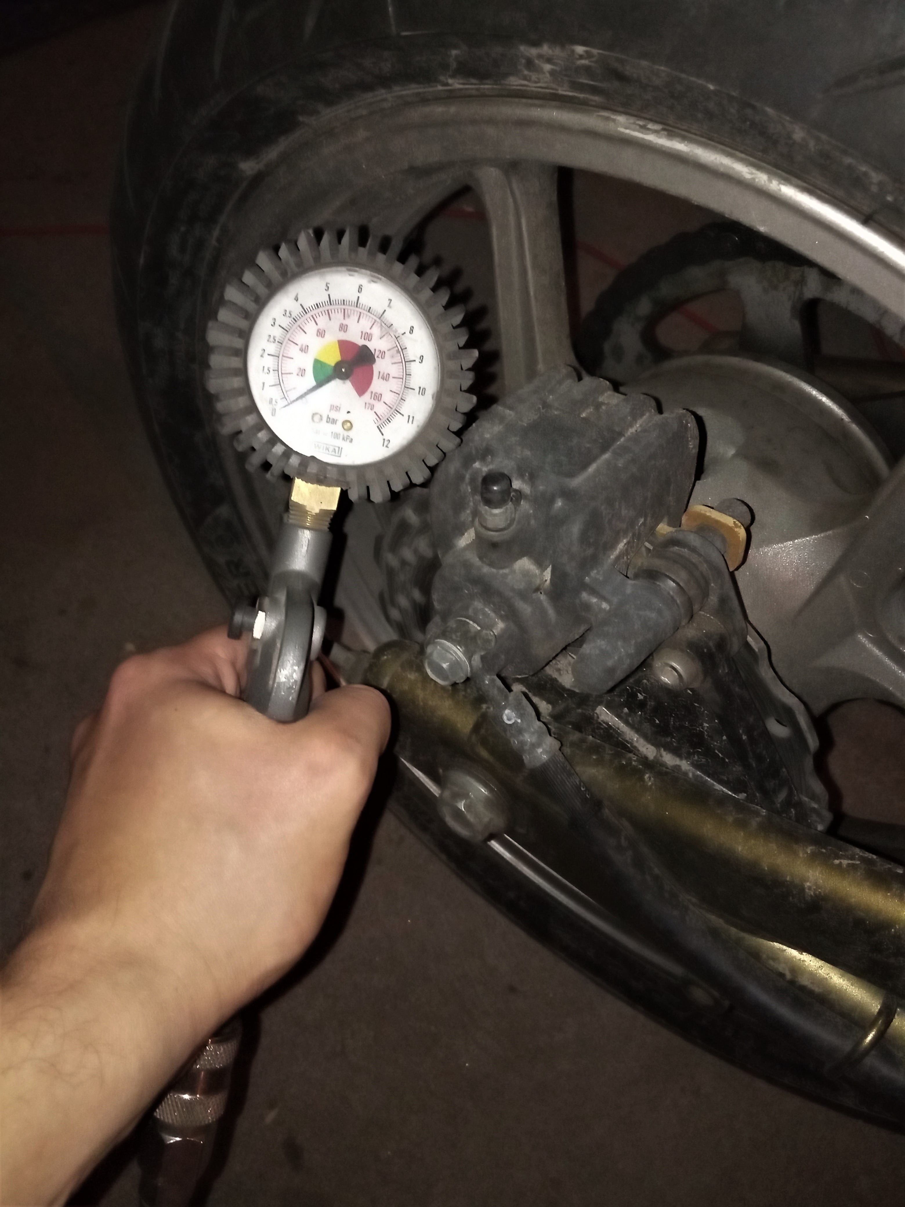 Niższe ciśnienie w oponie motoru daje większą przyczepność.