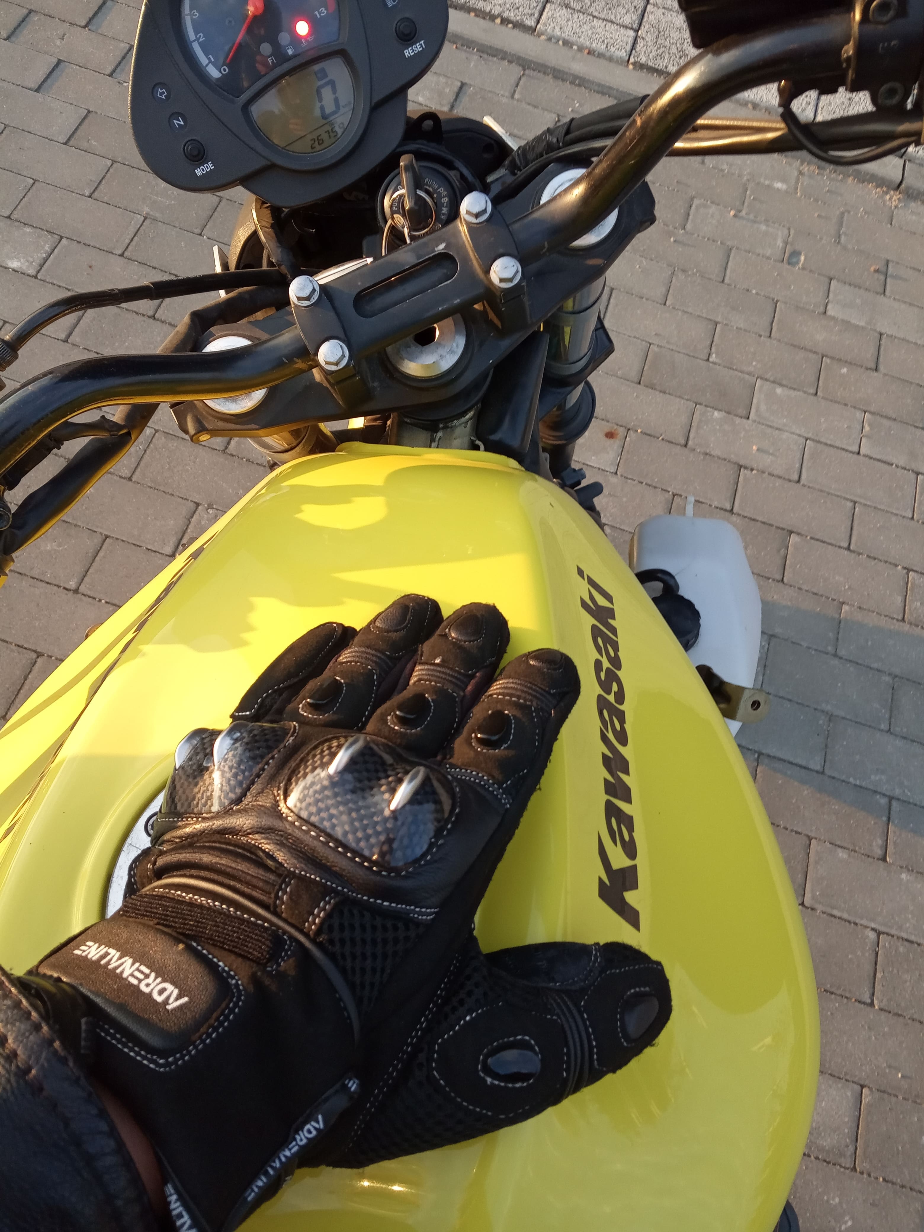 Rękawica motocyklowa na baku