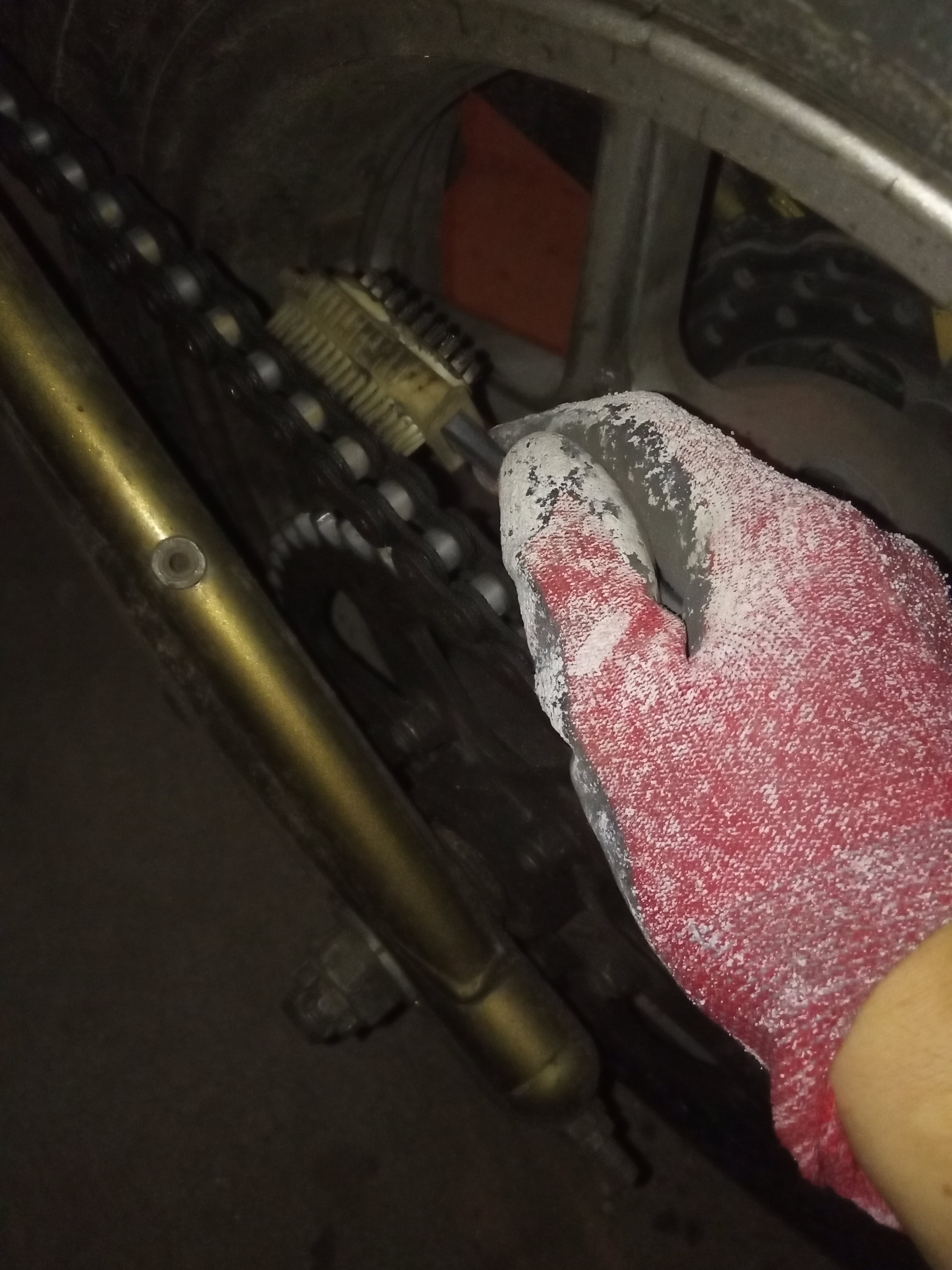 Czyszczenie łańcucha motocyklowego szczotką silikonową